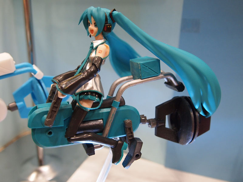 Illustration for article titled Quick! Zone of the Enders or Miku Hatsune Figures? Which Do You Want?